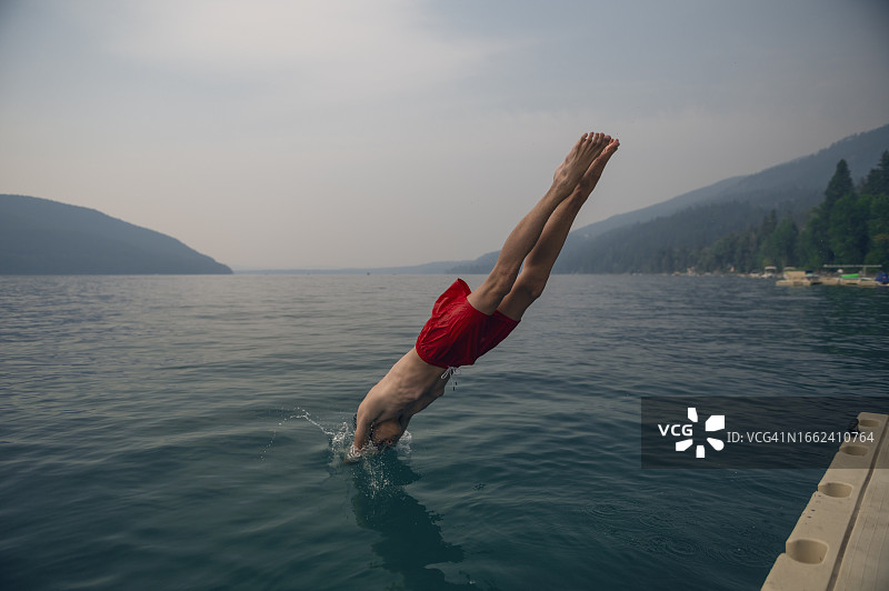 青少年跳入蒙大拿州白鱼湖图片素材