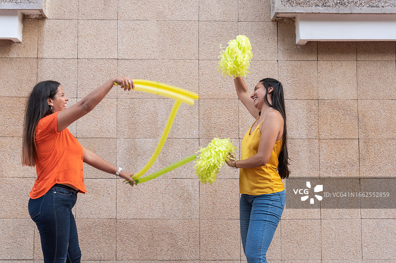 朋友们在街上庆祝图片素材