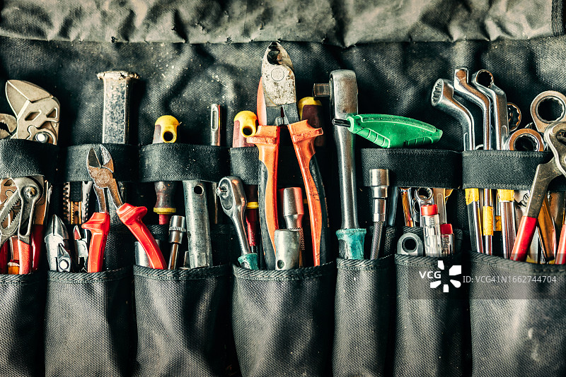 装在包里的各种手动工具图片素材
