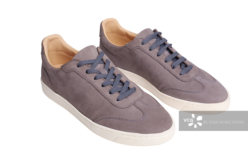 白色背景上的绒面革运动鞋图片素材