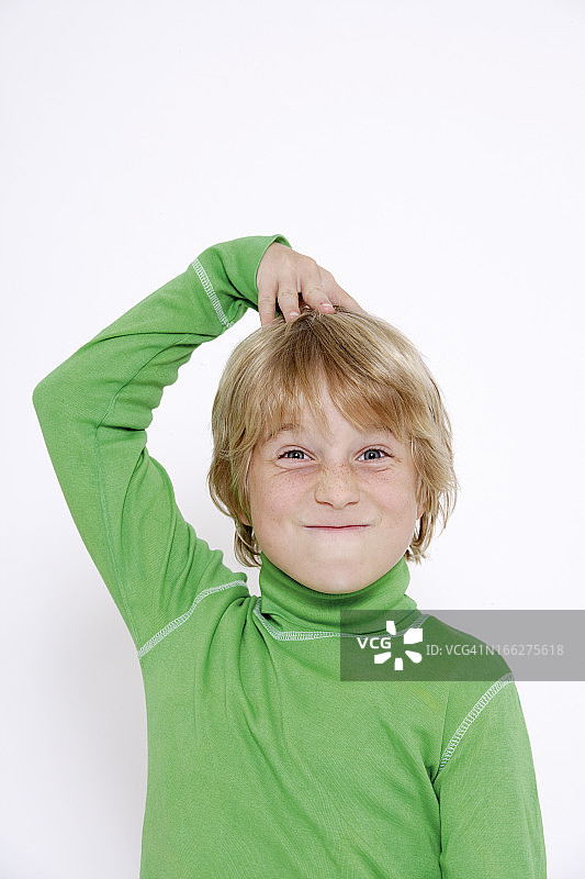 做鬼脸的小男孩（10-11岁）肖像图片素材