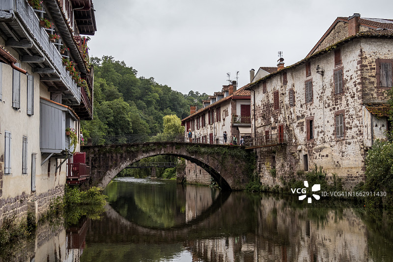 圣让-皮耶-德波尔的尼夫河上的古桥图片素材