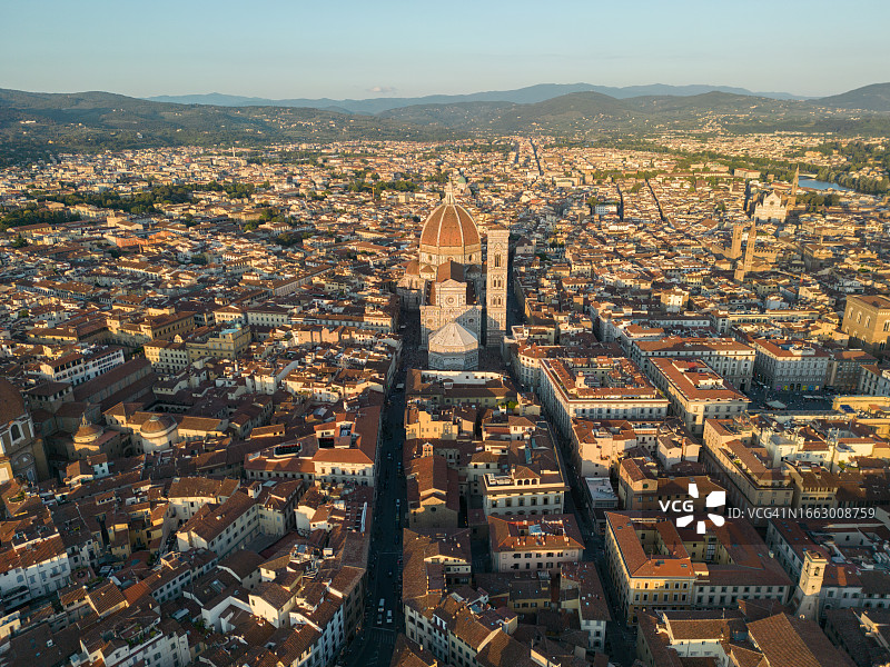 美丽的日出城市景观鸟瞰：圣母百花大教堂和意大利托斯卡纳佛罗伦萨图片素材