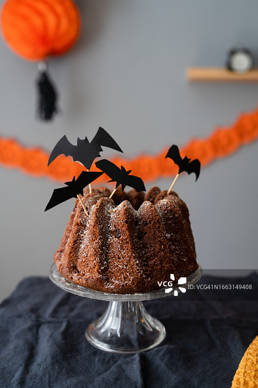 万圣节纸蝙蝠装饰巧克力蛋糕图片素材