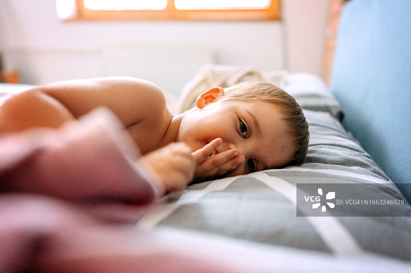 卧室里可爱小男孩的肖像图片素材