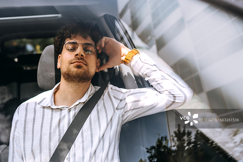 坐在车里的疲惫男子图片素材