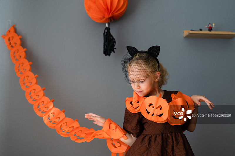 女孩万圣节猫咪装扮与南瓜灯图片素材