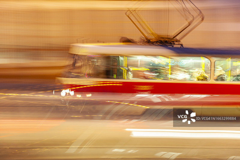 布拉格查理大桥附近的电车通道图片素材