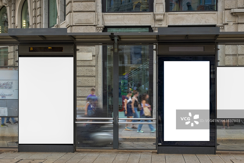 公交车站的空白广告牌图片素材