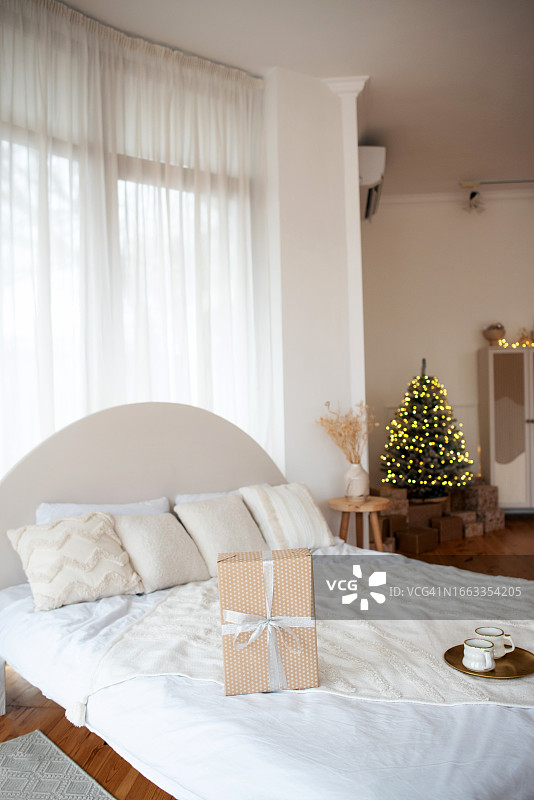 床上的新年礼物：圣诞节惊喜图片素材