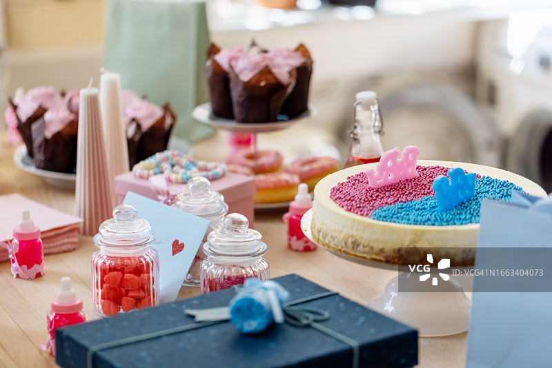 性别揭晓派对：糖果和礼物桌图片素材