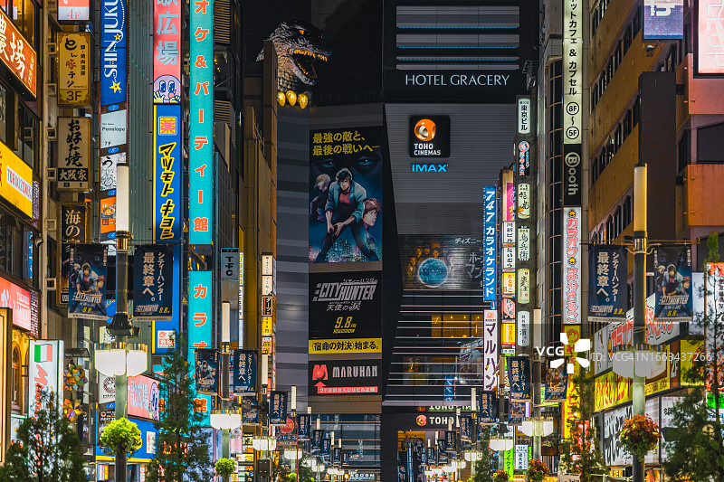 日本东京新宿的霓虹灯图片素材