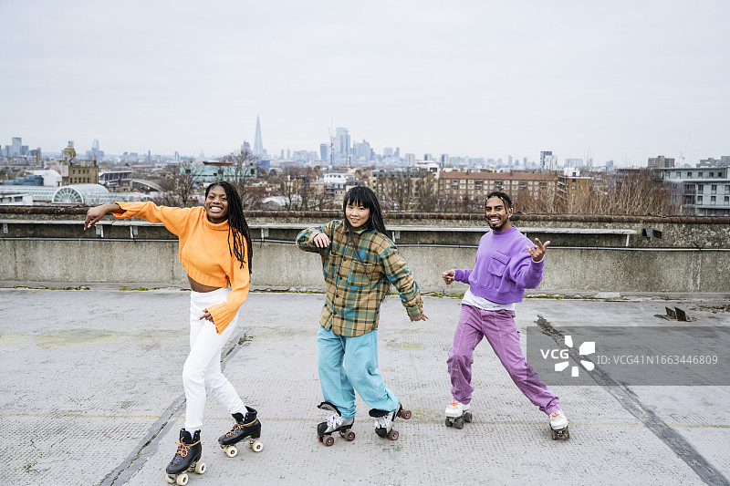 伦敦自由式运动员在户外练习的屋顶肖像图片素材