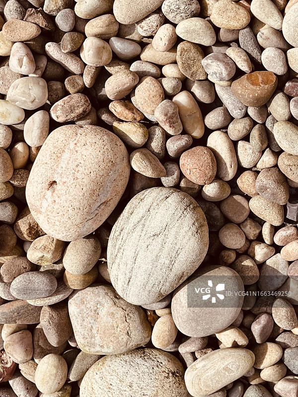 特写镜头中较大和较小的圆形石头精选图片素材