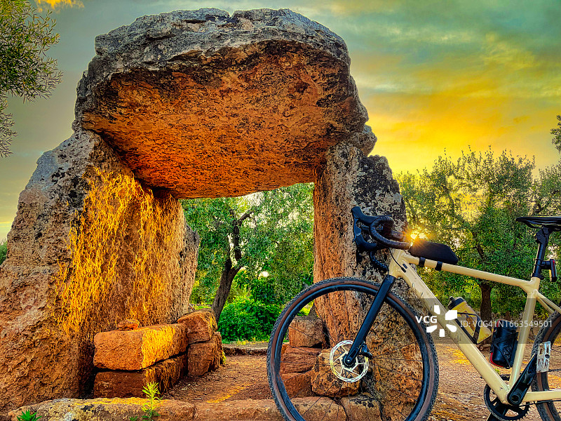 支石墓自行车棚图片素材