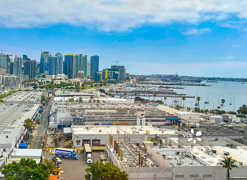 仓库、住宅楼和圣地亚哥湾鸟瞰图图片素材