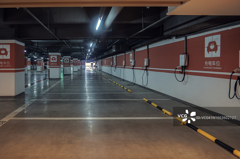 停车场内的电动汽车充电器图片素材