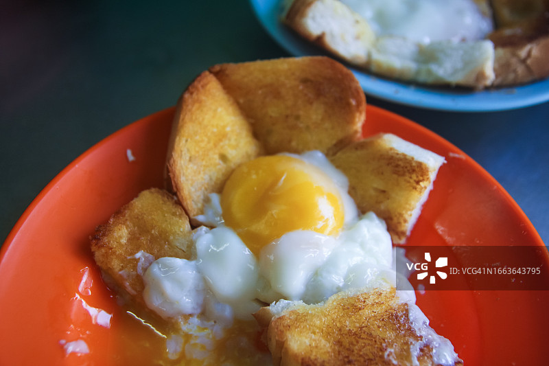 木炭烤面包和甘榜鸡蛋图片素材