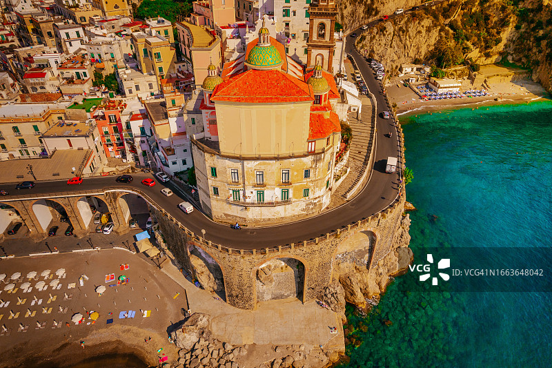阿特拉尼小镇与阿马尔菲海岸的著名曲线（无人机视角）图片素材