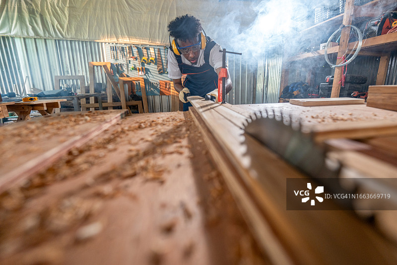 木匠用台锯切割木板图片素材