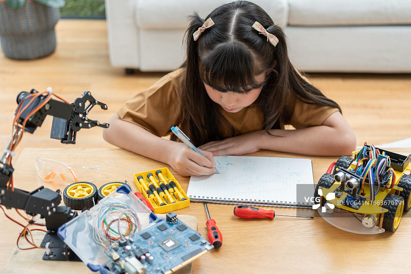 女孩在家绘制电路板科学图图片素材