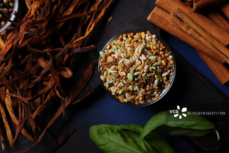 糖霜茴香配肉桂棒图片素材