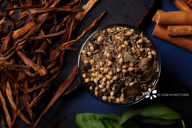 混合香料与肉桂棒和罗勒图片素材