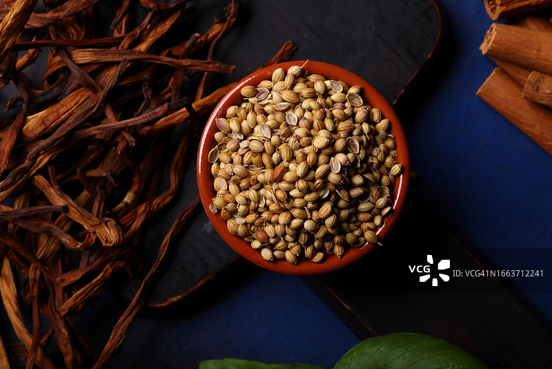 香菜籽、海苔和肉桂棒图片素材