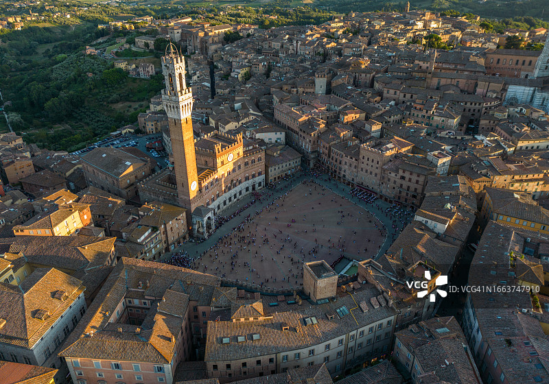 意大利锡耶纳日落景观航拍，包含田野广场、公共宫殿和曼吉亚塔楼图片素材