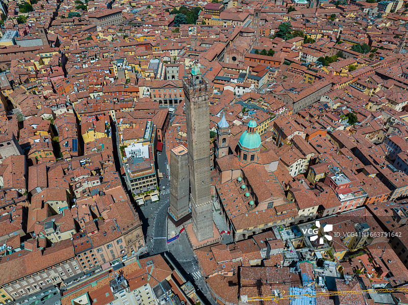 意大利博洛尼亚城市天际线航拍：屋顶、古建筑和中世纪塔楼图片素材