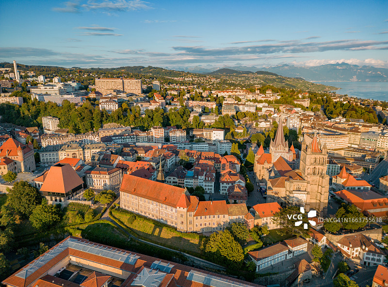 瑞士洛桑市日落时的鸟瞰图，哥特式大教堂、老城区屋顶和日内瓦湖图片素材