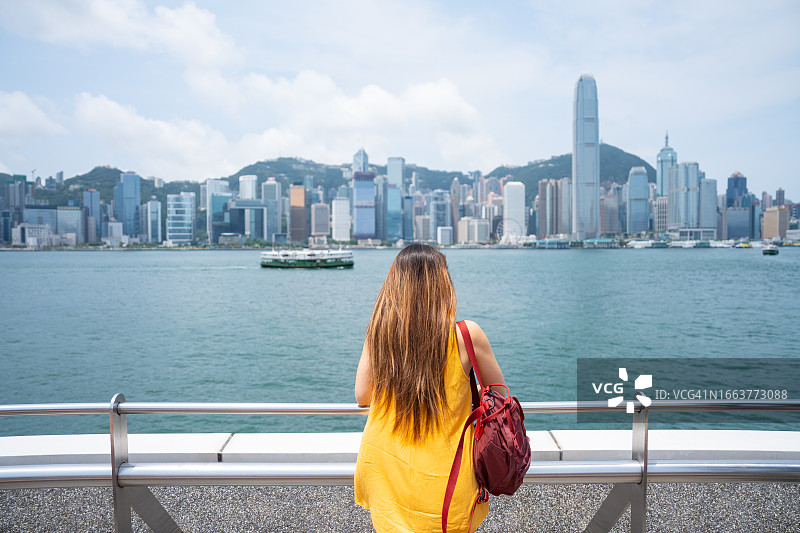 年轻女子在香港欣赏风景图片素材