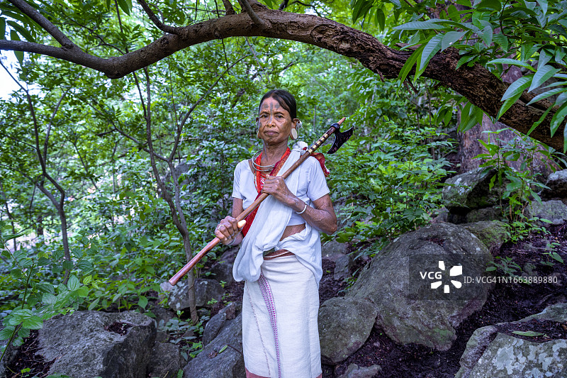 来自奥迪沙地区丛林中的兰加·索拉部落的妇女。这个部落是印度唯一的雅利安种族部落。图片素材