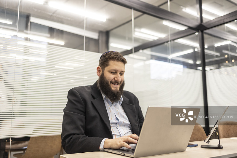 在办公室使用笔记本电脑的犹太男人图片素材