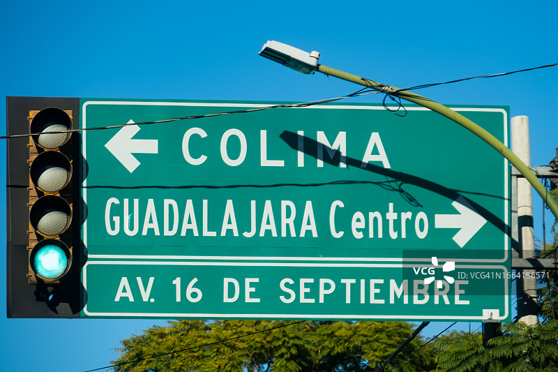 瓜达拉哈拉指向市中心和科利马市的路标图片素材