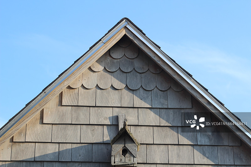 瓦片屋顶龙虾棚屋和鸟屋图片素材