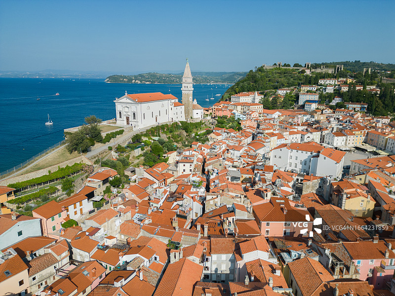 斯洛文尼亚皮兰鸟瞰：圣乔治教堂、瓷砖屋顶和城市景观图片素材