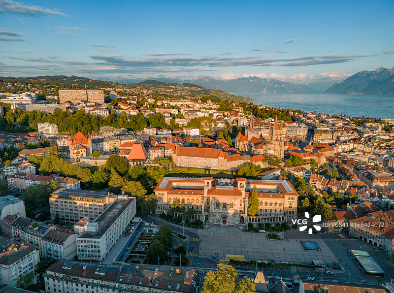 瑞士洛桑市日落时的鸟瞰图，哥特式大教堂、老城区屋顶和日内瓦湖图片素材