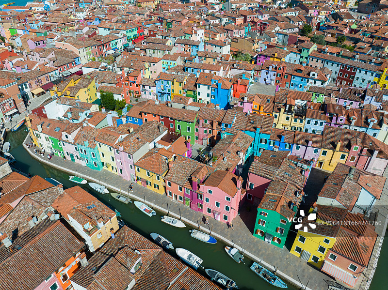 意大利威尼托地区布拉诺彩色房屋鸟瞰，运河沿岸停靠渔船，石桥横跨图片素材