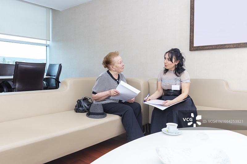 老年妇女从医院客户主管那里获取信息图片素材