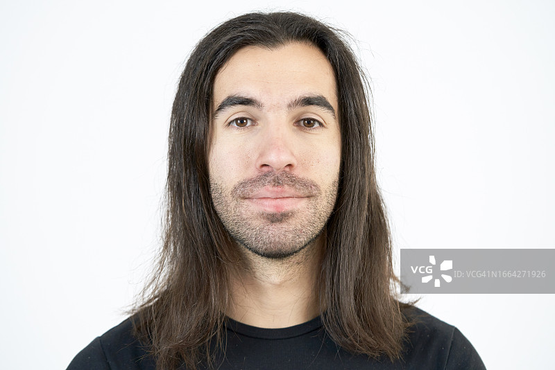 长发男子面部特写，白色背景图片素材