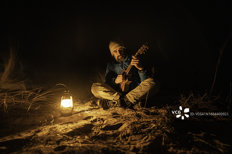 在海边露营的人们，留白图片素材