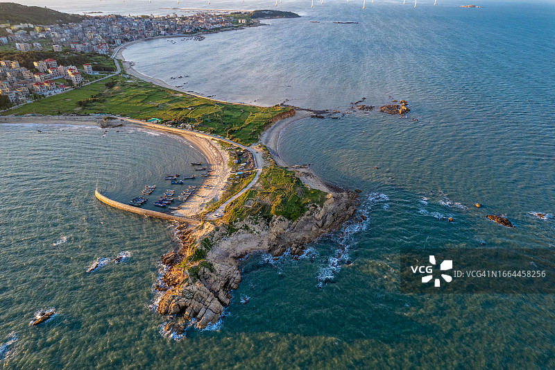 日落时分突入海中的岛屿鸟瞰图片素材