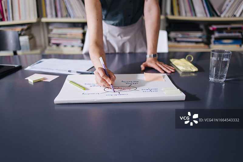 在办公室工作的商务人士图片素材