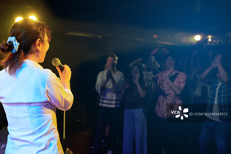 向观众展示的职业女性图片素材