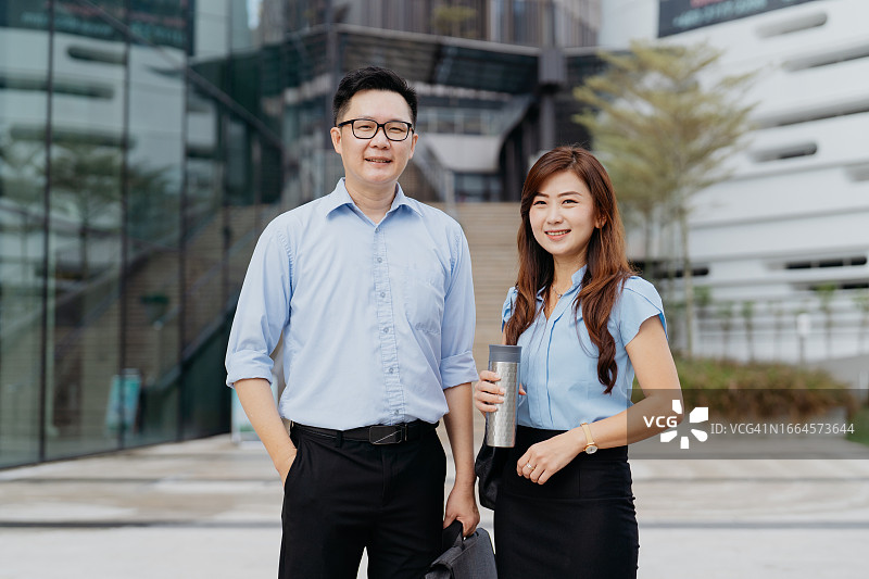 城市中微笑的亚洲商业专业人士图片素材