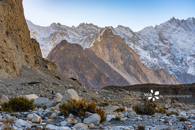 日出时分的巴苏山区特写，位于巴基斯坦北部喀喇昆仑山脉图片素材
