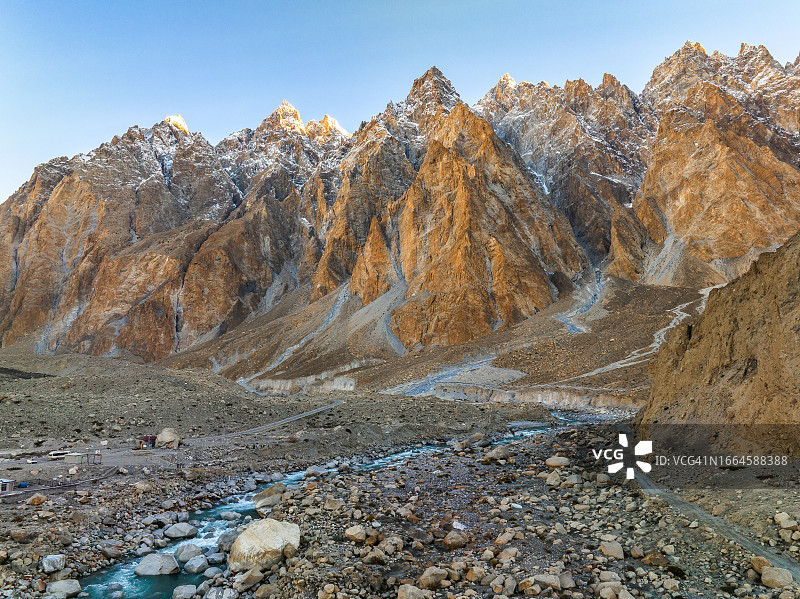 巴基斯坦北部喀喇昆仑山脉的罕萨河与帕苏山区日出景色图片素材