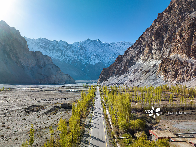 喀喇昆仑公路和帕苏山区日出景色，位于巴基斯坦北部喀喇昆仑山脉帕苏地区图片素材