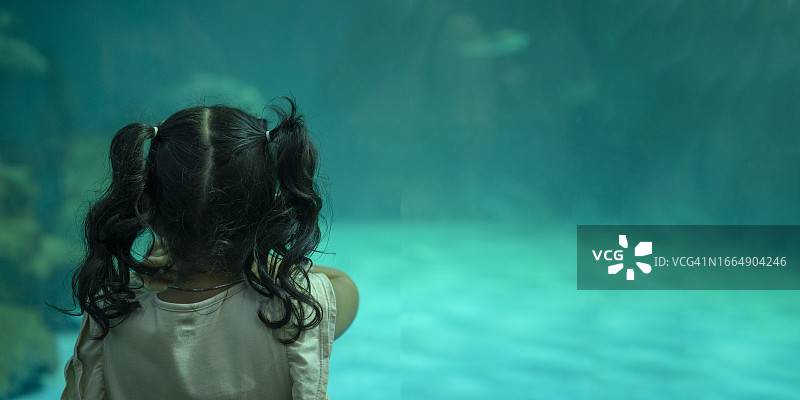 对水下世界感兴趣的儿童图片素材